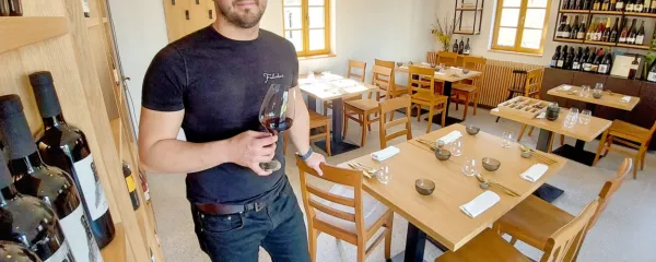 Matej Lavrenčič v Faladurju k jedem ponuja 300 etiket vin, 
večinoma iz Vipavske doline, a tudi od drugod.