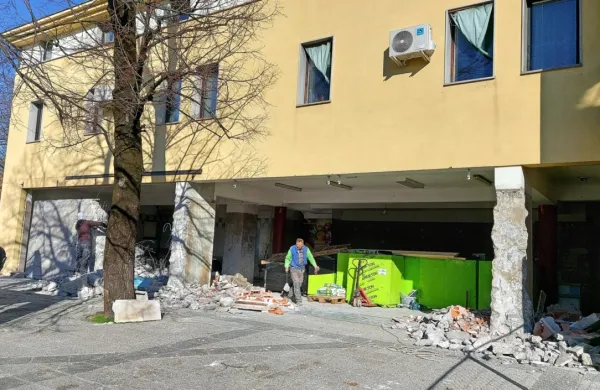 Prenova mestne tržnice naj bi bila končana v maju.