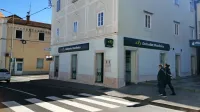 Na Delavski hranilnici v Sežani od začetka tega leta ni več mogoče 
plačevati položnic sežanske komunale brez provizije.