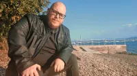 Etienna Chellerija, člana skupine Chains, smo pred mikrofon postavili na plaži ankaranskega Študenta - 
nenazadnje je blizu ankaranski glasbeni bunker, njihova najljubša vadnica. 