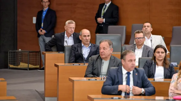 SDS  vojna  v Ukrajini ne prinaša volilne zmage. Je pa stranka  
Janeza Janše zmanjšala zaostanek za Gibanjem Svoboda.