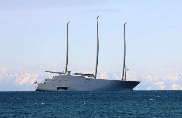 Finančni stražniki so ruskemu industrialcu Andreju Melničenku 
zasegli  jadrnico Sailing Yacht A, vredno 530 milijonov evrov.