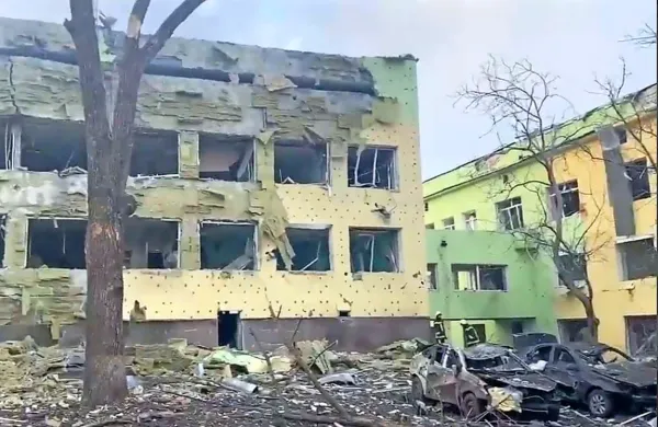 Še posebej zaskrbljujoč je položaj v Mariupolju, kjer ljudje ob 
hudem mrazu že več kot teden dni ostajajo brez elektrike, vode ter 
vse bolj tudi brez hrane in zdravil. 