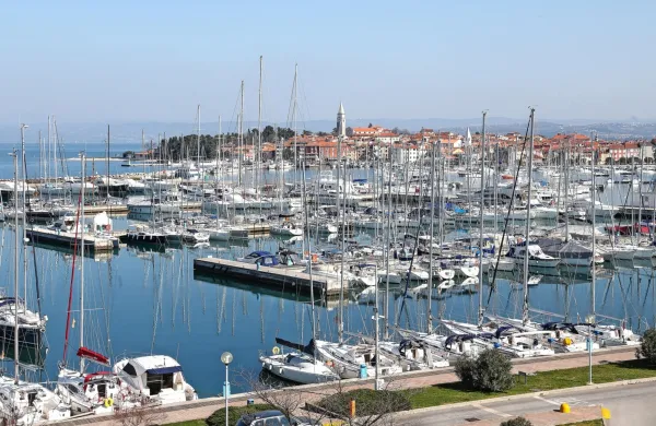 Vse slovenske marine so dobile dopis Fursa za preverjanje statusa 
ruskih plovil.