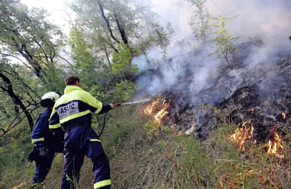 Uprava za zaščito in reševanje s ponedeljkom po vsej državi - 
izjema so območja s snežno odejo - razglaša veliko požarno 
ogroženost naravnega okolja.