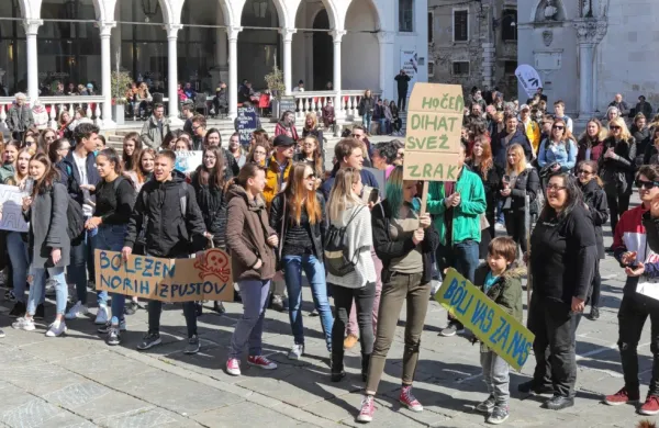 Vseslovenski podnebni štrajki bodo 25. marca. Tako so v Kopru 
protestirali  proti podnebnim spremembam  leta 2019. 