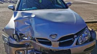 Voznica sivega avta je sredi Marezig trčila v vogal hiše.