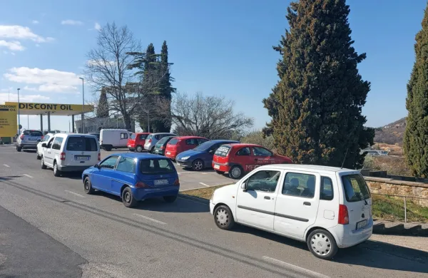 Naval Italijanov: 1,6 evra za bencin je manj kot 2,4 evra