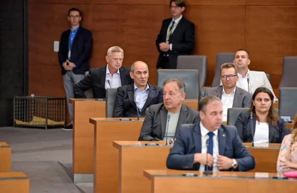 Maloprodajne cene naftnih derivatov bodo od torka v Sloveniji 
regulirane, je danes v DZ povedal premier Janez Janša.