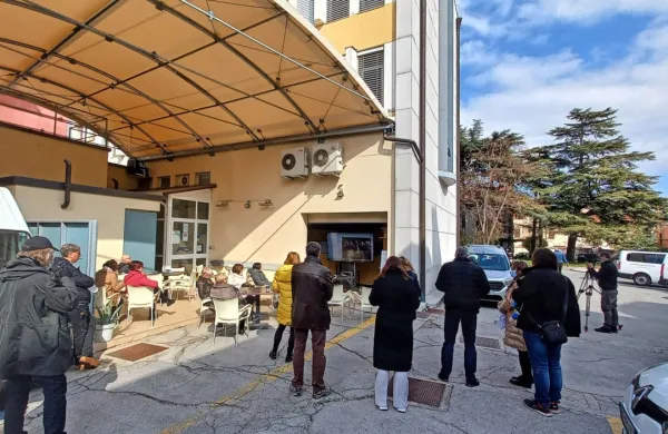 Ljubljansko novinarsko konferenco so predvajali tudi v predverju Radia Koper. Foto: Mateja Brežan