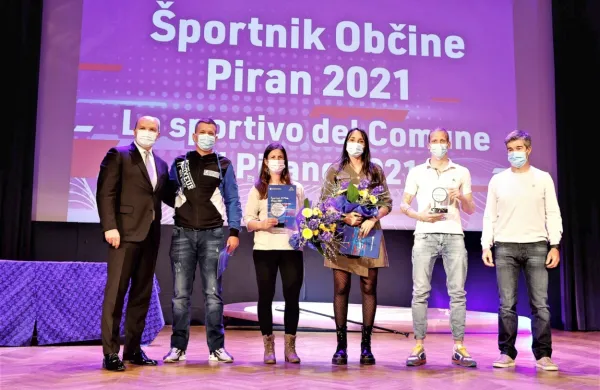 Piranski župan Đenio Zadkovič (prvi levo) in  športniki (z leve) 
Nikola Juretič (trener Boks Portorož), Tina Mrak, Veronika Macarol 
(obe JK Pirat), Tadej Černoga (Boks Portorož) in Tomaž Čopi 
(trener JK Pirat)