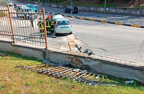 Z avtomobilom znamke ford fiesta je pristala sredi Ulice Fatebenefratelli, po kateri v tistem trenutku k sreči ni peljalo nobeno 
drugo vozilo. Foto vir: Primorski dnevnik