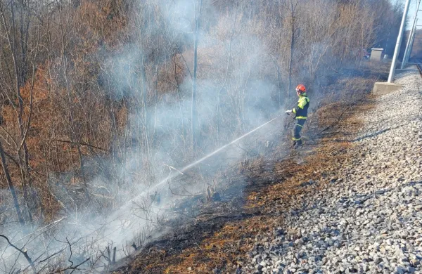 Bistriški gasilci so že v petek gasili štirikrat. Na fotografiji: gašenje 
požara ob železniški progi pri Podstenjah.