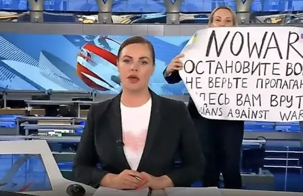  Urednica ruske televizije Pervij kanal Marina Ovsjanikova je v 
ponedeljek zvečer na ruski državni televiziji s protestnim plakatom in glasnimi vzkliki proti vojni v Ukrajini prekinila poročila v 
živo.  