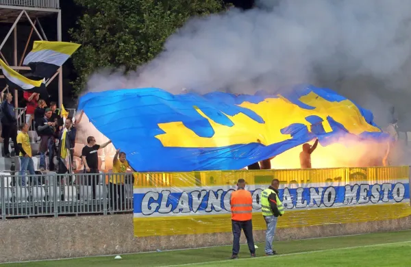 FC Koper si je takšno kazen prislužil zaradi neprimernega  vedenja 
navijačev. 