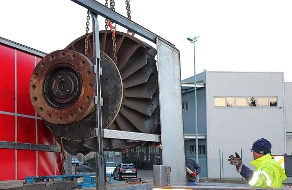  Staro železje  (del ladijskega  motorja)  so morali  preložiti  na  drugo  tovorno  vozilo.