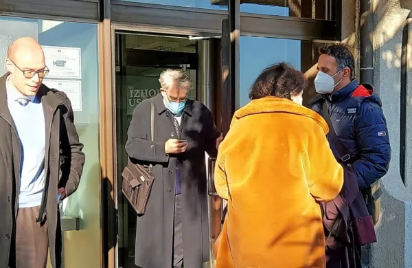 Upokojeni  zdravnik  Bojan  Lovše  (drugi  z leve)  in  zdravnica      
Marjana  Grosek  Pšeničnik (na  desni)  sta  prepričana, da  njuno 
ravnanje  ni bilo kaznivo.