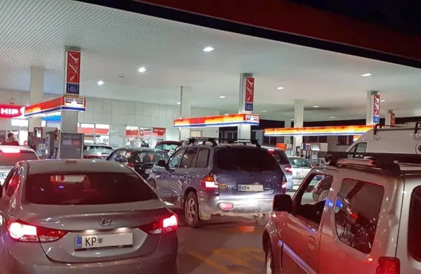 Minuli teden smo bili priča obleganju bencinskih servisov, saj so se 
ljudje zbali, da se utegne gorivo močno podražiti ali da ga bo celo 
zmanjkalo. Prvo se je zgodilo, drugo pa v večini primerov ne.  