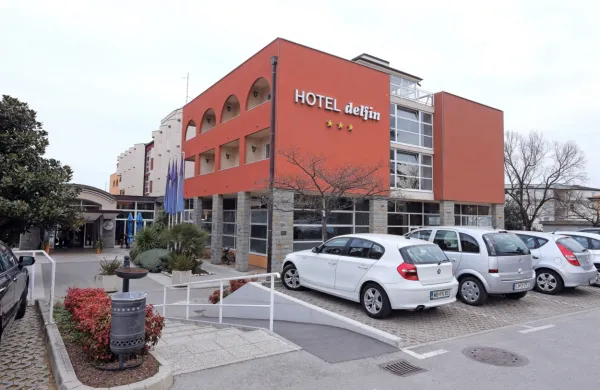Sedem bi jih vodilo hotel Delfin