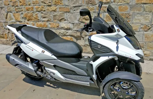 Vsak, ki ima vozniško dovoljenje B in ni voznik začetnik ter je 
opravil teorijo in nekaj ur praktičnega usposabljanja, bo dobil 
pravico do vožnje z motorjem do 125 kubičnih centimetrov. 
Fotografija je simbolična.