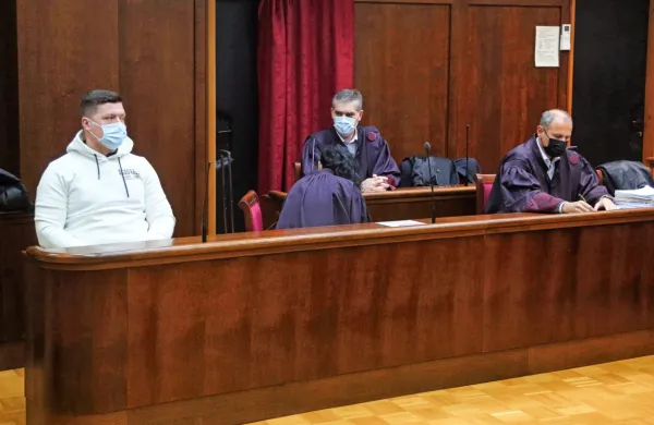 Danes  zjutraj  je  od  obtožene  trojice  na  sodišče  prišel  le  Dragan  
Čikojević.  Popoldne     so  iz  ljubljanskega  pripora  pripeljali  tudi 
Klemna  Kadivca,  a  je  bil v   Kopru  le  kakšno  uro.