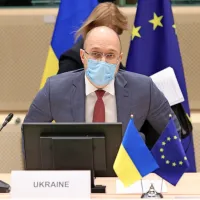 Ukrajinski premier Denis Šmihal vztraja, da bi morala Rusija po 
končani vojni Ukrajini plačati odškodnino.