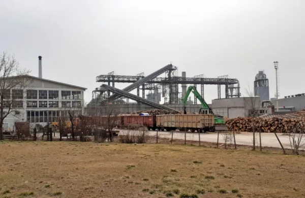 Lesonit si obeta povečavo proizvodnje za tretjino, krajani opozarjajo na izpuste lesnega prahu in na hrup.  