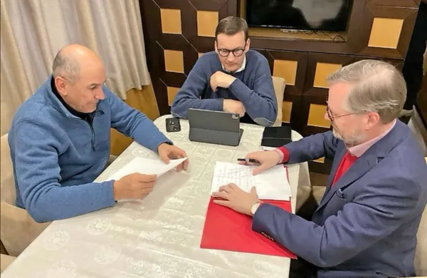 Janša, Morawiecki (v sredini) in Fiala so včeraj pripotovali v 
Kijev.  