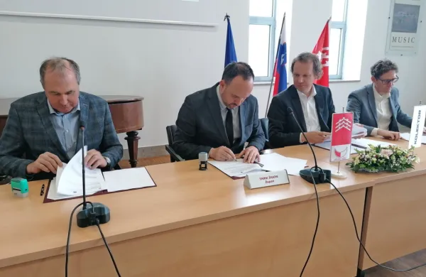 Župan Tarik Žigon (drugi z leve) je včeraj   s predstavniki izvajalcev del, 
podjetij Kolektor CPG in Ginex,  ter Projekta, ki bo zadolžen za nadzor, 
podpisal pogodbo za največji projekt v zgodovini občine. 