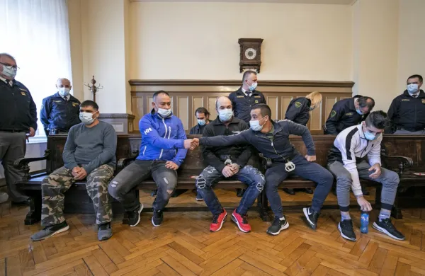   Mileko Hudorovac (v sredini) bo zaradi dvigov  na bankomatih z 
ukradeno kartico  za zapahi še pet mesecev.