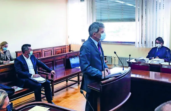 Specializirano  tožilstvo  Stanislavu  Valantu   očita    zlorabo  položaja,  
Franciju  Strajnaru  (v ozadju)  pa  pomoč  pri tem   kaznivem  dejanju.  