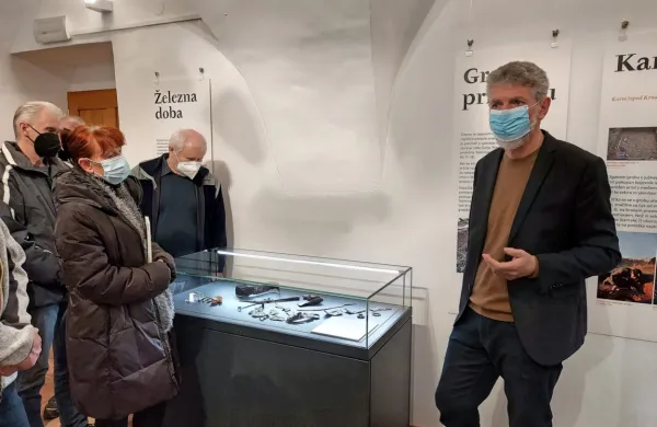 Miha Mlinar pojasnjuje pomen najdišča in predmetov na griču 
Gradec nad vasjo Krn.
