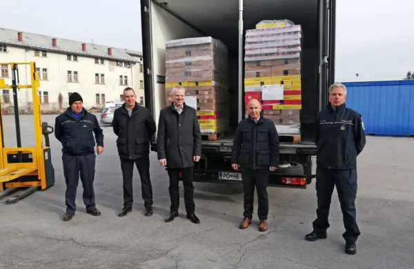 Ob prevzemu donacije so se zbrali (z leve): poveljnik pivške CZ  
Jože Morelj, vodja postojnske izpostave URSZR Uroš Frol, pivški 
župan Robert Smrdelj, predsednik uprave Pivke perutninarstvo  
Janez Rebec in poveljnik regijskega štaba CZ Sandi Curk.  
