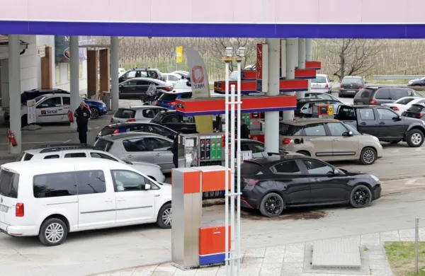 Bencinski servisi so nabito polni, gneča je, ljudje čakajo po uro in 
več, a čakanje stoično prenašajo, saj so prihranki veliki. 