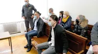 Omer Ferari (levo) in njegov sin Riccardo Čizmić danes nista 
priznala, da sta v streljanju v Rejčevi ulici skušala vzeti življenje 
Danijelu M. 