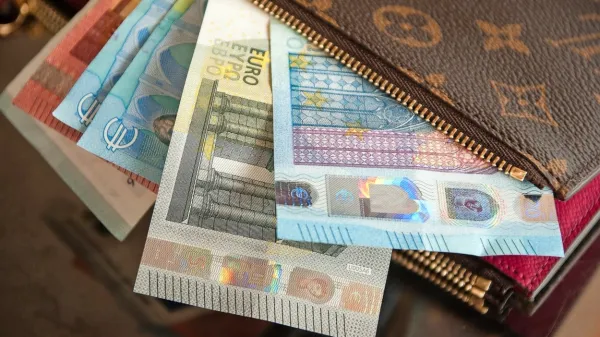 Anketa, izvedena med slovenskimi gospodinjstvi, je pokazala, da 
ta ocenjujejo, da se šest odstotkov Slovencev s svojimi prihodki 
zelo težko prebije skozi mesec, 14 odstotkov težko, 32 odstotkov z 
manjšimi težavami, 28 odstotkov dokaj lahko, 18 odstotkov lahko 
in le trije odstotki zelo lahko.
