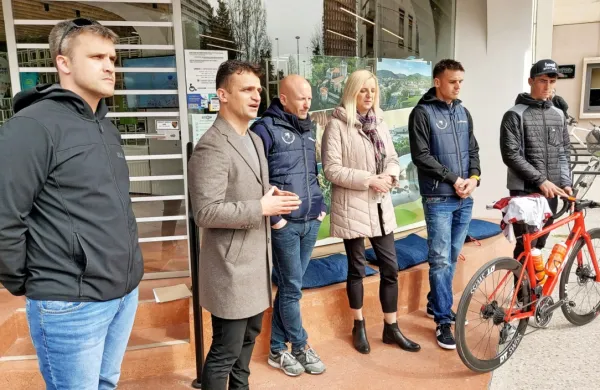 Matevž Govekar (desno) je bil danes poseben gost predstavitve 
krstne dirke za VN Nove Gorice in Vipavske doline. 