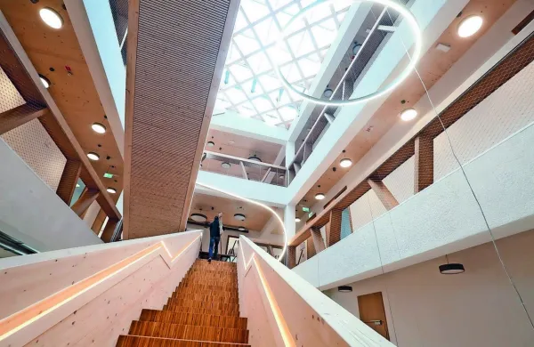 InnoRenew CoE je zavod, katerega vodilni partner je Univerza na 
Primorskem. V novem centru odličnosti za raziskave in inovacije 
na področju obnovljivih materialov in zdravega bivanjskega okolja 
razvijajo inovativne produkte z visoko dodano vrednostjo. 



