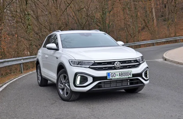  Pri t-rocu R si kupci za dodatnih 3.626 evrov lahko omislijo 
Akrapovičev športni izpuh, ki ga namestijo že v Volkswagnovi 
tovarni.



