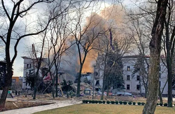 

Ukrajinske oblasti so bombardiranje gledališča označile za vojni 
zločin, Rusija pa za napad krivi ukrajinski nacionalistični bataljon 
Azov.
