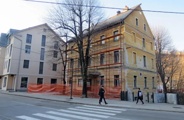 V desetletja razpadajoči gostilni s prenočišči Soča, poznejši 
Mercatorjevi poslovni stavbi, bo urejenih osem stanovanj.