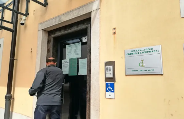 Lekarna Koper je ena sedmih enot za zdaj še Obalnih lekarn Koper.  
Na Kidričevi 2 je tudi sedež javnega zavoda z 82 zaposlenimi. 