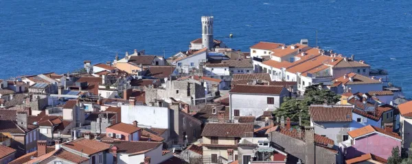 Piran je poleti poln turistov, pozimi pa je prazen, domala mesto 
duhov.
