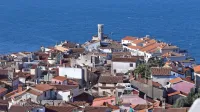 Piran je poleti poln turistov, pozimi pa je prazen, domala mesto 
duhov.