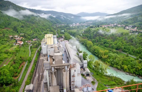 Državni zbor je z 41 glasovi proti in 37 za zavrnil novelo k Zakonu 
o varovanju okolja, ki je ključna za varstvo narave in zdravje ljudi 
v srednji Soški dolini. 