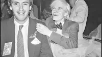 Andy Warhol (desno) z eno od njegovih nesojenih velikih ljubezni Jonom Gouldom. Foto vir: Netflix