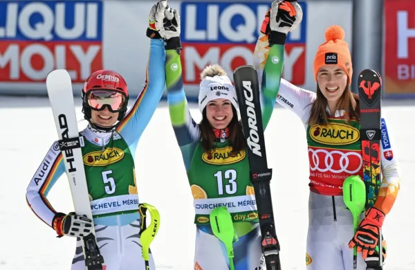 Zadnje slalomsko veselje v sezoni je pripadlo Andreji Slokar (v 
sredini), Leni Dürr (levo) in Petri Vlhovi.
