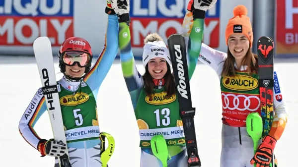 Zadnje slalomsko veselje v sezoni je pripadlo Andreji Slokar (v 
sredini), Leni Dürr (levo) in Petri Vlhovi.