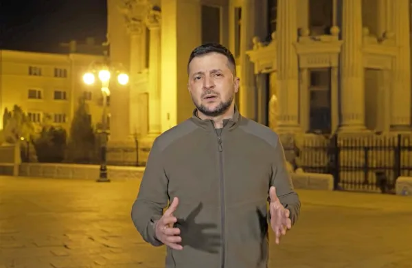 Zelenski je dejal, da 100.000 ljudi pred stadionom in 95.000 ljudi 
na njem ustreza številu ruskih vojakov, ki sodelujejo v napadu na 
Ukrajino.