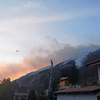 Požar na Ajdovskem: goreti je začelo blizu hi&scaron; na območju Cola
